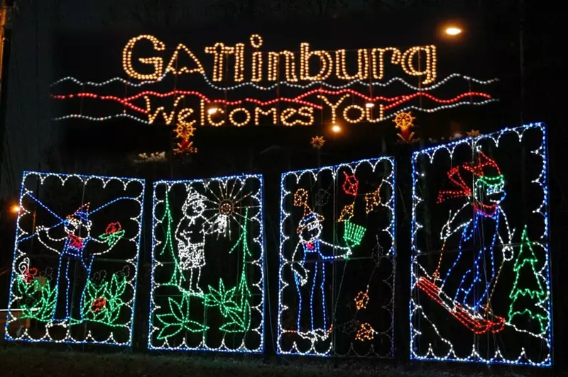 smoky mountain winterfest lights that say gatlinburg welcomes you
