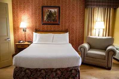 Queen Gatlinburg hotel room at Bearskin Lodge