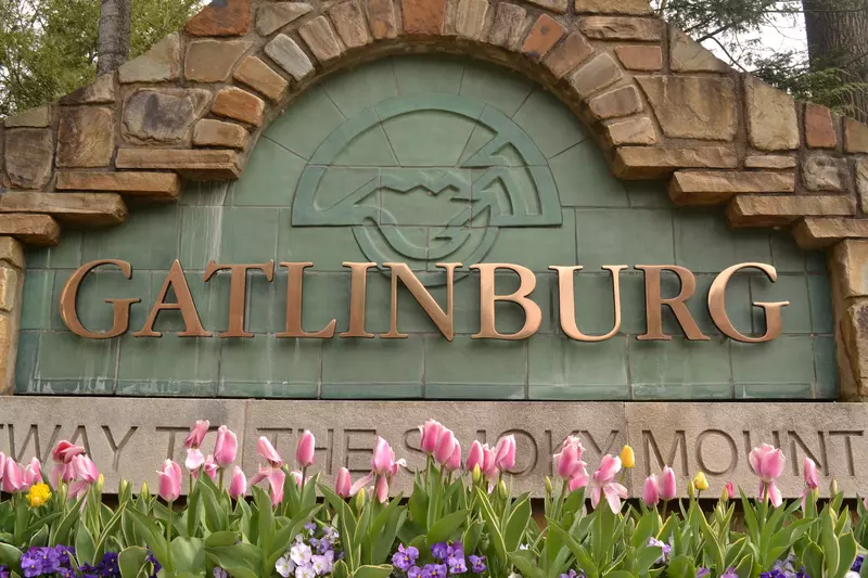 gatlinburg sign during spring in the smoky mountains